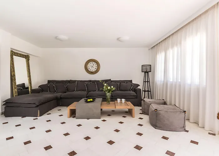 Damma Beachfront Luxury Villa Kamari (Santorini)